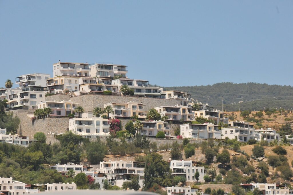 Hillside modern konutlar ve doğal peyzaj, yüksek yaşam kalitesi.