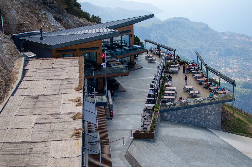 Dağ manzaralı restoran, teras keyfi ve lezzetli yemekler sunan popüler mekan.